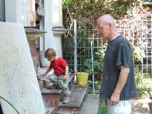 bei der Arbeit in Berlin 2006

im Garten-Atelier

...unter Mithilfe von Enkelkind: Scott (Totti)