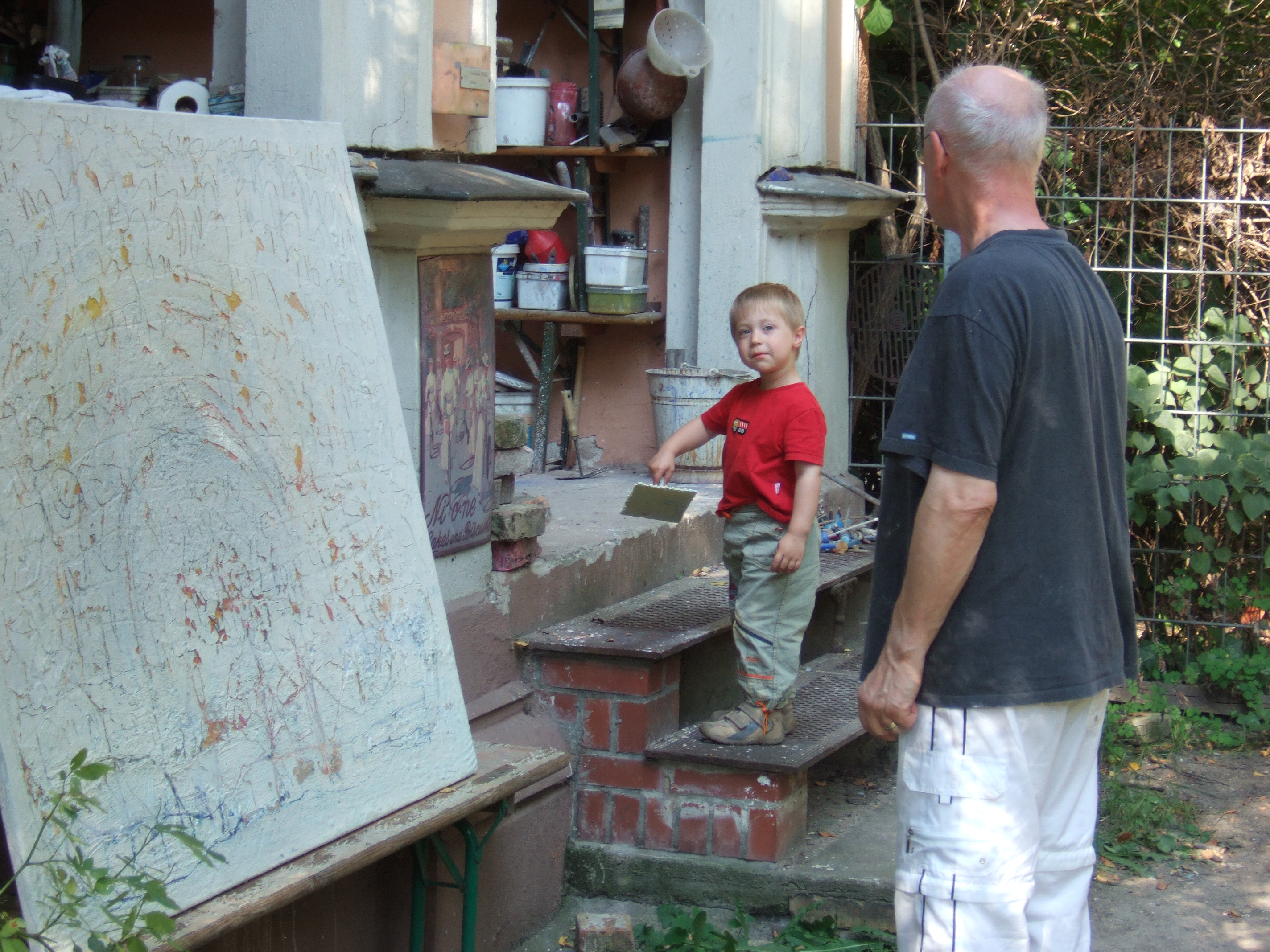 bei der Arbeit in Berlin 2006

im Garten-Atelier

...unter Mithilfe von Enkelkind: Scott (Totti)