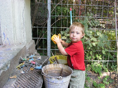 bei der Arbeit in Berlin 2006

im Garten-Atelier

...unter Mithilfe von Enkelkind: Scott (Totti)