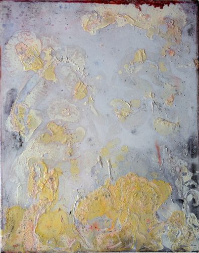 KIRO 1- Januar 2012



Das Werden im Nichts


Die Idee vom Nichts als Alles, vom Finden durch Nichtsuchen hat meine künstlerische Aussage der letzten Jahre immer mehr geprägt; eine  Erkenntnis des Einfachen, die allem Schwierigen innewohnt. Ich habe künstlerische Freiheit dadurch gewonnen, dass ich mich füge, unterordne, zulasse.  Alles kommt wie es soll. Losgelöst vom eigenen momentanen Zustand, scheint das Werk  nicht von mir in meiner  derzeitigen biologischen Existenz  geschaffen, sondern von dem, was mich in der Reihung meines	 Werdens im Universum, in  Gegenwart, Zukunft und Vergangenheit ausmacht. Ich erlebe dies als einen Akt der Befreiung von allen Zwängen.
Diese gewonnene Freiheit entbindet mich von jeder Entscheidung und auch von einem Urteil oder einer Reflexion über die fertiggestellten Arbeiten. Es erscheint mir nicht mehr nötig, das Werk in einen Kunst-Kontext zu stellen, denn es ist ein Akt der „Normalität“ geworden, wie die Erfüllung der alltäglichen Aufgaben im Leben eines Menschen. 
Die Beschränkung auf das Wesentliche, Ursprüngliche, Profane, Primitive, beginnt schon bei der Wahl der Mittel, die nicht  traditionell aus Farbe, Pinsel, Bleistift bestehen, sondern aus Asche, Steinstaub, Schellack, Graphit, Holzkohle und Pigmentstaub, als würde  das Bild der Welt in ihren Fundamenten neu erschaffen. Anklänge zur Höhlenmalerei sind sichtbar, aber nicht bewusst gewählt, sondern der tief in meiner  Existenz als Künstler verwurzelten Bindung zum Ursprünglichen geschuldet. Die Bilder erwecken den Eindruck als seien sie aus einer  Jahrtausend alten Kultur hervorgegangen; tatsächlich sind sie aber von mir in einem eher schnellen und sehr spontanen künstlerischen Akt entstanden. Sie vereinigen die Gegensätze von Stillstand und Schnelligkeit  zu einem Erlebens-Zeitraum. 
Am Ende des langen Weges ohne Anfang ohne Ende ohne Ziel bleibt die Erkenntnis den Weg gegangen zu sein.
JoDD
23.Januar 1996
