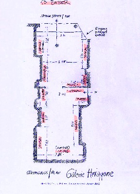 Hexagone JoDD Ausstellung Plan.jpg



Sa, 7. Apr. 2012
Aachener Nachrichten - Stadt / Lokales / Seite 16
Galerien in Aachen
Schöpfungskraft
Nahezu überwältigend sind die meist großformatigen Gemälde des Künstlers JoDD – macht- und kraftvoll bestimmen erdige und rostige Farbtöne die Bilder, die derzeit in der Galerie Hexagone hängen. „Das Werden im Nichts“ lautet der Titel der Ausstellung, wobei damit nur eine gewaltige Schöpfung und Schöpfungskraft gemeint sein kann. Energie pur, ein Konglomerat aus Entstehen und Verwandeln, strömt aus den Arbeiten, die es JoDD ermöglichen, sie nicht in einen „Kunst-Kontext“ stellen zu wollen – dennoch werden sie am ehesten der „Transformellen Malerei“ zugeordnet.
Unverkennbar ist, dass JoDDs Stil und unverwechselbare Handschrift einer vergangenen Kunstepoche entstammen, die er jedoch mit seiner Ausstellung zu neuem Leben erweckt. Die Spontaneität von Action Painting etwa spielt eine große Rolle, aber auch die schmerzvollen Farb- und Zeitläufte, die sich wie fließende Tränen über die Farbe gewordenen Erkenntnisprozesse ergießen. JoDD ist nicht nur seit Jahrzehnten ein internationaler Vielaussteller farbstarker Gemälde, sondern auch ein Poet und Mystiker, der Welten verbindet. So tragen etliche seiner Bilder seltsame Namen wie etwa „Buxinhua“, „Tungus“ oder „Kadei“ – geheimnisvolle Worte alter chinesischer Sprachen, die untergegangen sind. Sie sind ihm ein Sinnbild für seine Philosophie des Bleibens und Überlebens – keine Energie geht verloren.
Besonderheit
Die Ausstellung ist eine Besonderheit nicht nur für Aachen und kann noch bis zum 18. April besichtigt werden an der Schützenstraße 16, immer mittwochs, donnerstags und freitags von 12 bis 18 Uhr, samstags von 11 bis 14 Uhr und nach Vereinbarung ☏ 0241/404232. Die Internetadresse der Galerie: www.galerie-hexagone.de.
