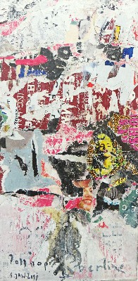 JoDDpopARTberlin 8- 100x50 cm 6..Januar 2016



JoDDpopARTberlin 

Die Bilder bestehen aus abgerissenen Plakaten in der Kastanienallee in Berlin Prenzlauer Berg wo JoDD  seit 1998  lebt und arbeitet. Im Anklang an den Erfinder der Decollage,  Mimmo Rotella welcher 1953 den ästhetischen Reiz abgerissene Kinoplakate erkannt hat, verfolgt JoDD das gleiche Prinzip, allerdings  mit einem direkten Bezug zu Berlin, dem Ort an dem er lebt. 
Durch das Einbeziehen der Poster, von im kulturelle Gedächtnis eingegangenen signifikanten Persönlichkeiten und Fotos, stellt JoDD den Stellenwert der Welt,- und Kulturstadt Berlin , in seiner JoDDpopARTberlin her.


Das Prinzip der Decollage / Collage / Decollage besteht aus 3 Arbeitsgängen:

1. die mehrfach überklebten Plakate   in der Kastanienallee werden von JoDD abgerissen ( Decollage 1 )

2. im Atelier werden die Plakate zerfetzt und wieder künstlerisch zusammengesetzt und aufgeklebt ( Collage )

